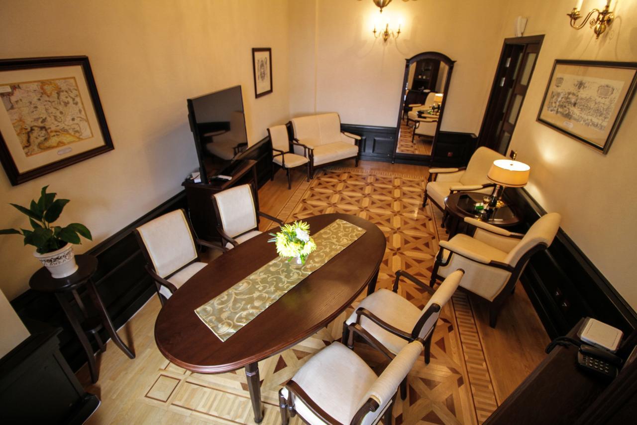 ניאסוויז' Palace Hotel מראה חיצוני תמונה