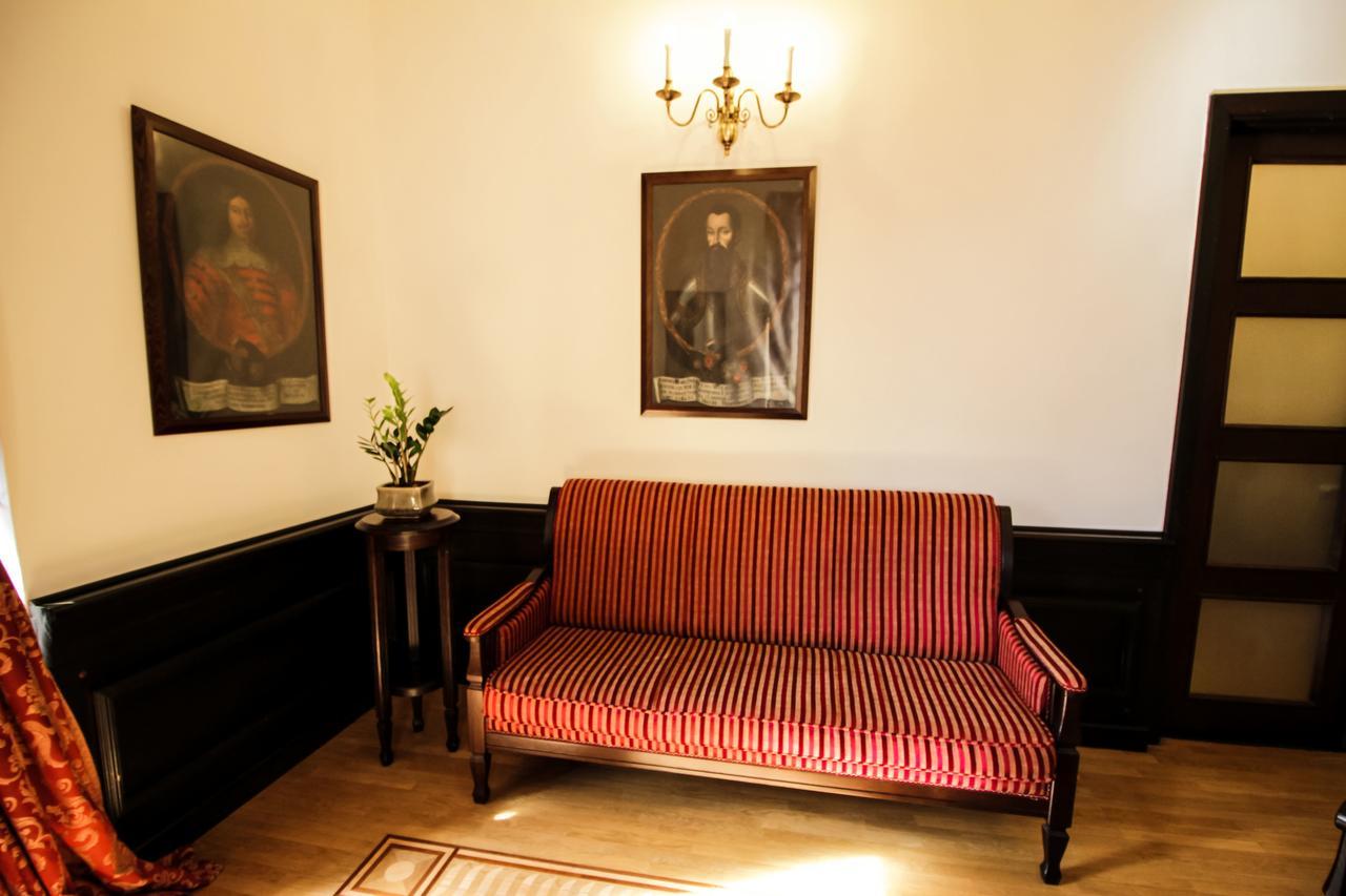 ניאסוויז' Palace Hotel מראה חיצוני תמונה
