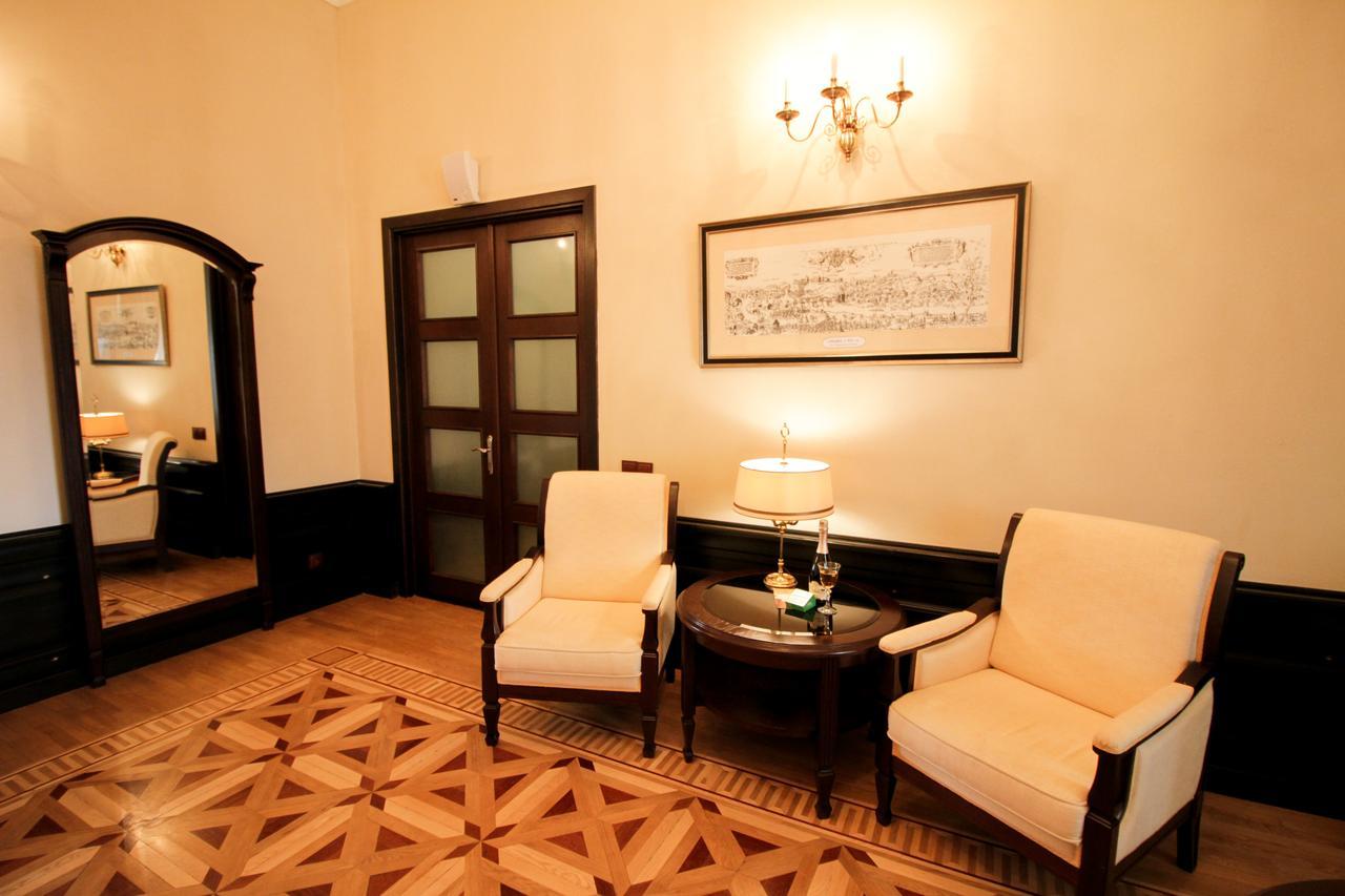 ניאסוויז' Palace Hotel מראה חיצוני תמונה