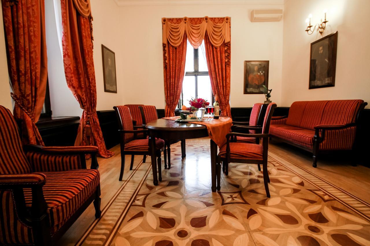 ניאסוויז' Palace Hotel מראה חיצוני תמונה