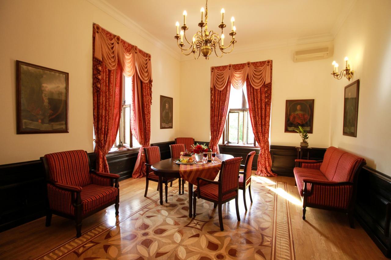 ניאסוויז' Palace Hotel מראה חיצוני תמונה